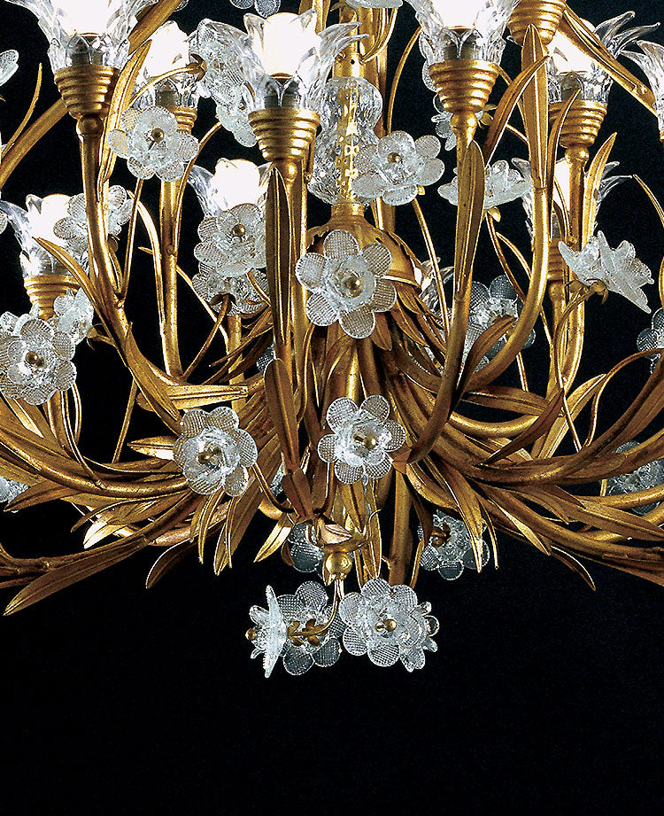 Lampadario in ferro battuto con cristalli floreali Lucrezia