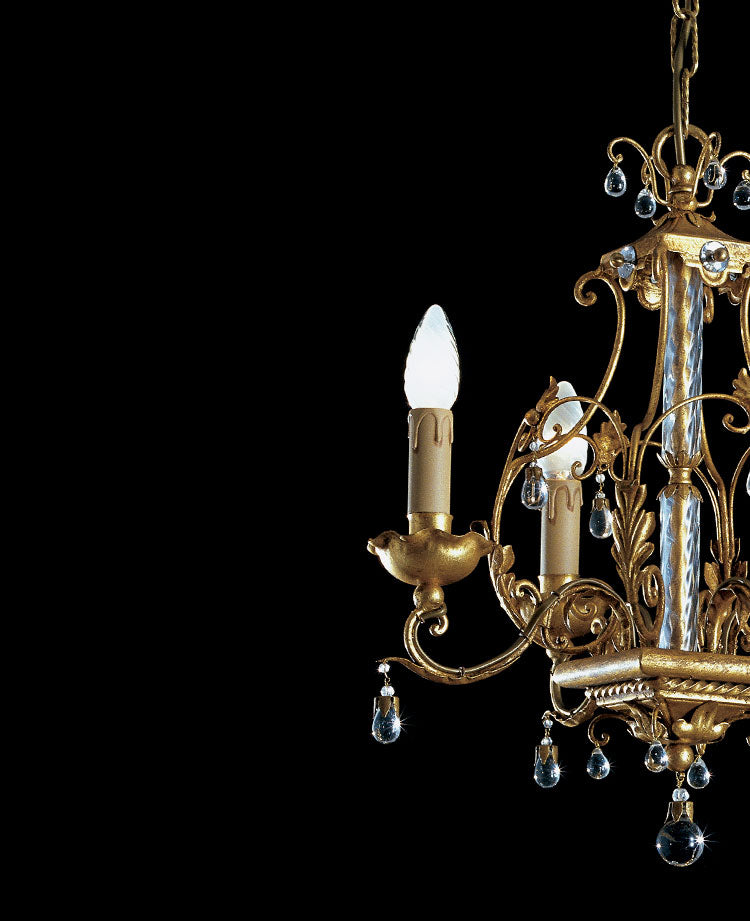 Lampadario in ferro battuto stile classico dorato con cristalli a goccia 