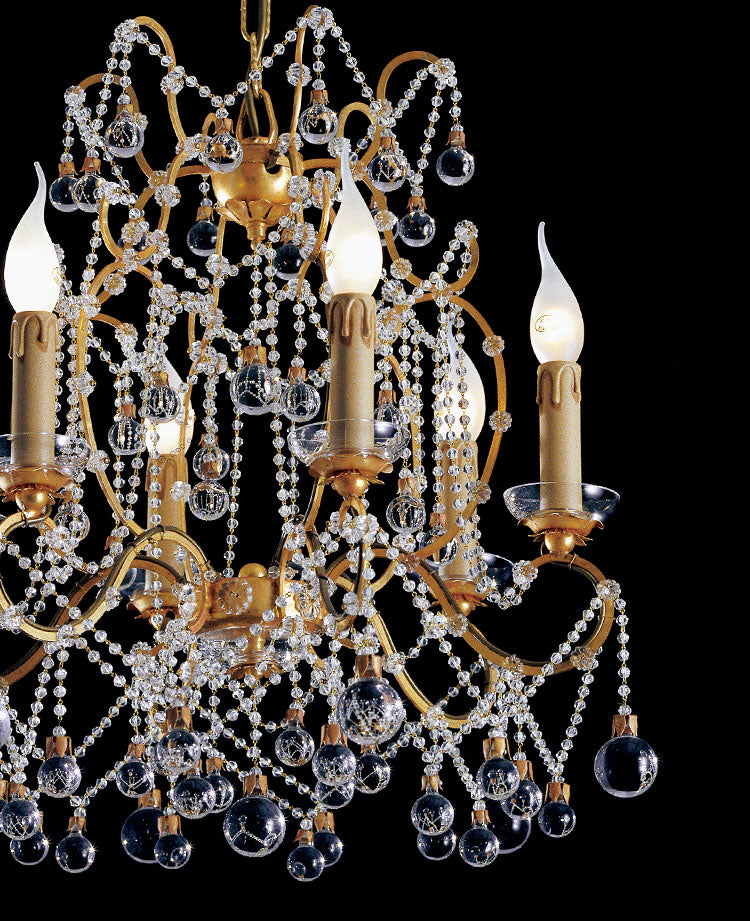 Lampadario classico con fili e cristalli in ferro battuto dorato