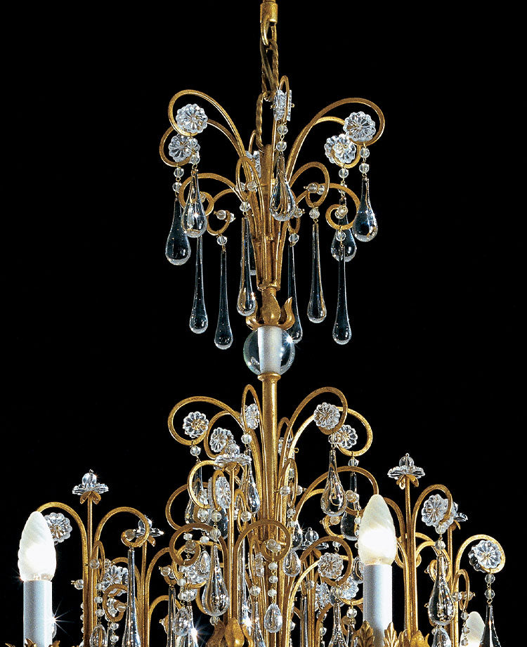 Lampadario con cristalli a goccia in ferro battuto stile classico
