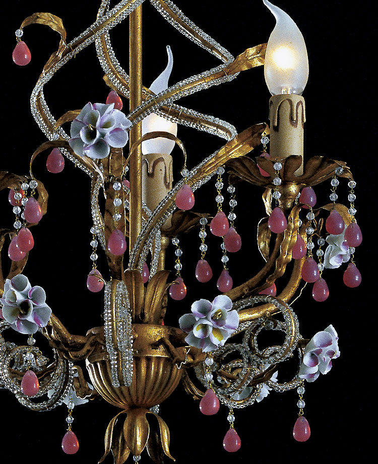 Lampadario banci in ferro battuto con cristalli rosa e fiori in cristallo